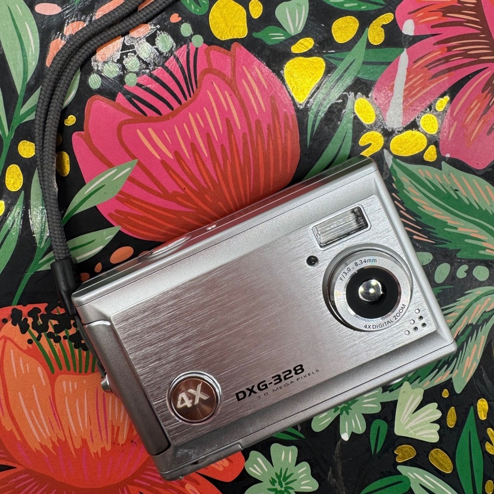 DXG-328 Silver Digital Camera 3.0MP 4x Zoom Vintage Y2K Point and Shoot